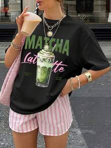 Camiseta de manga corta con cuello redondo y estampado de letras y bebidas para amantes del matcha, para vacaciones, fiestas y uso diario. - Negro - Ver 6
