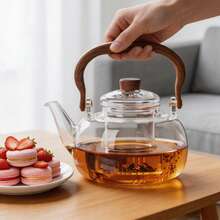 Bộ ấm trà chiều kiểu Anh, dung tích 1000ml, làm bằng thủy tinh borosilicate dày dặn, có lưới lọc trà và tay cầm bằng gỗ hồng mộc. Có thể tái sử dụng làm ấm trà, ấm cà phê hoặc ấm đựng đồ uống, phù hợp với bếp từ, lý tưởng cho gia đình, nhà hàng và các buổi tụ họp. - Nhiều màu - Xem 1