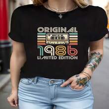 1986RetroCommemorativeTheme1986OriginalLimitedEditionCassetteTapeElementTextPrintWomen'sRoundNeckSpring/SummerT-ShirtShortSleeve - Negro - Ver 1