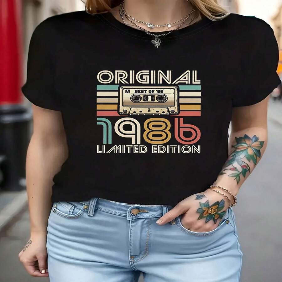 1986RetroCommemorativeTheme1986OriginalLimitedEditionCassetteTapeElementTextPrintWomen'sRoundNeckSpring/SummerT-ShirtShortSleeve - Negro - Ver 1