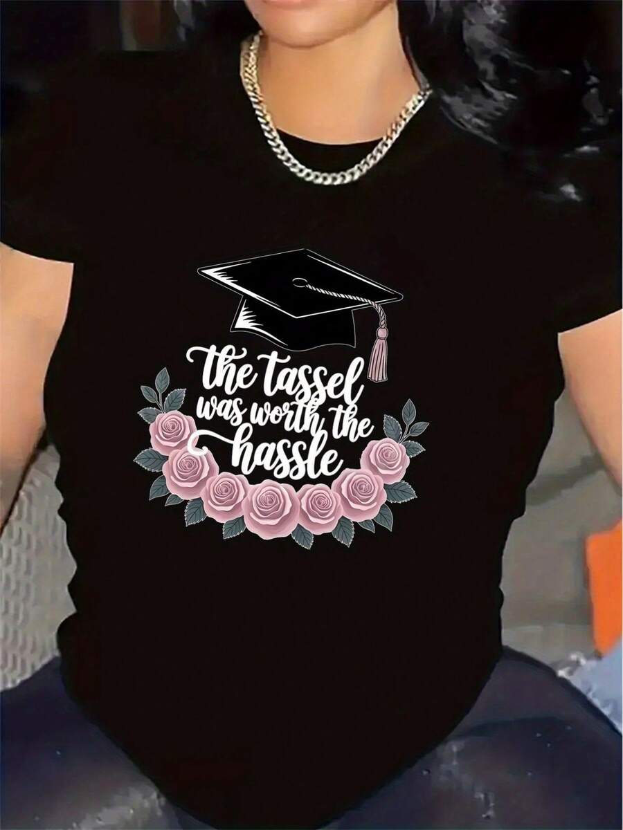 Camiseta de corte ajustado y talla grande, estampada con el diseño "The Tassel Was Worth The Hassle". |   Ideal para fiestas de graduación, duradera y cómoda, adecuada para actividades en interiores y exteriores, camiseta de mujer elegante y ligera, cuello redondo, tela de elasticidad media, diseño con estampado atractivo. - Negro - Ver 1