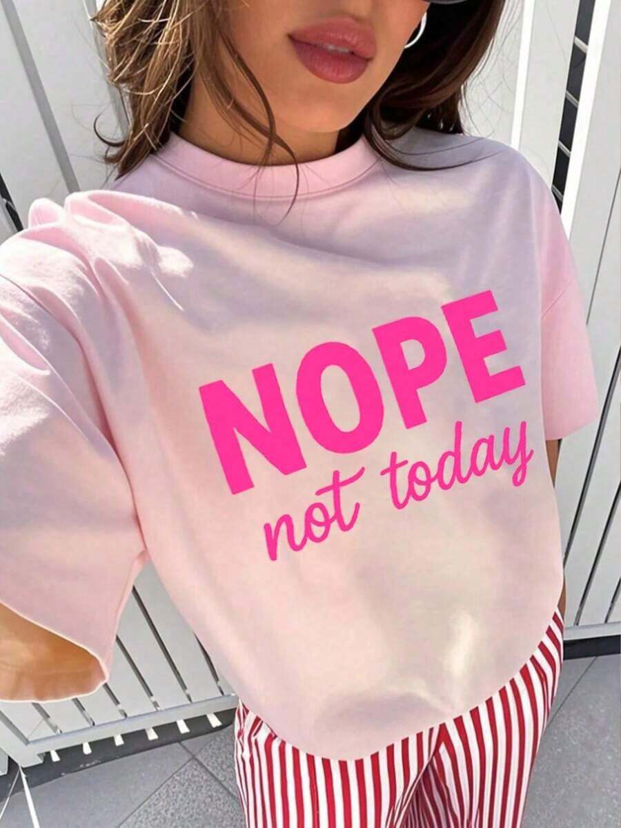 Camiseta de mujer de verano de ajuste holgado con cuello redondo y manga corta, con estampado de eslogan simple, estilo casual de vacaciones. Blusa de uso diario y vacacional. Camiseta de mujer. Negro - Rosa - Ver 1