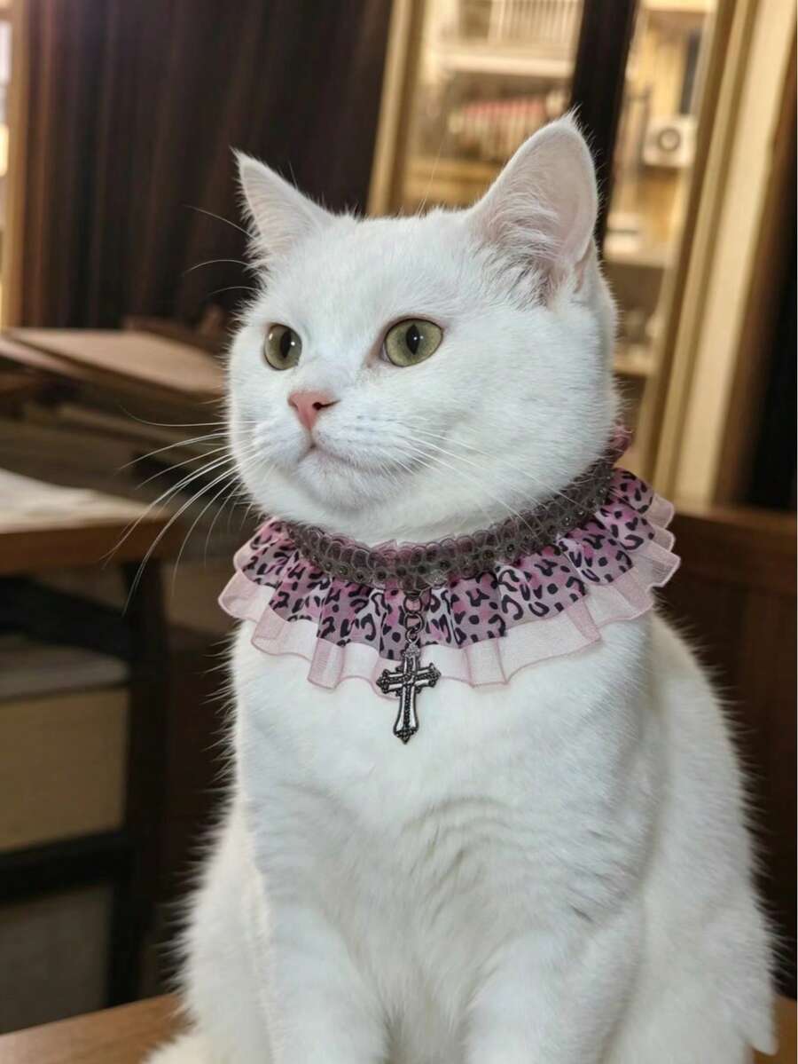 Pañuelo para mascotas con estampado de leopardo rosa estilo Y2K Millennium, collar decorativo con colgante de cruz de encaje de perlas para gato y perro pequeño, collar ajustable para gato y perro - Rosa - Ver 1