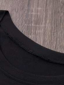 Camiseta de manga corta con cuello redondo y estampado de guantes de portero de edición limitada, ropa para mujer. El diseño dinámico del momento de la recepción del portero resalta la energía atlética y la individualidad. Adecuada para entusiastas de los deportes, como regalo para jugadores, regalo de cumpleaños, para eventos de equipo, festivales deportivos universitarios o como atuendo para ver partidos. Casual y elegante, estilo urbano, que muestra el amor por el fútbol y resalta la individualidad única. Tejido cómodo y transpirable, creando un look personalizado. Algodón ligero. - Negro - Ver 4