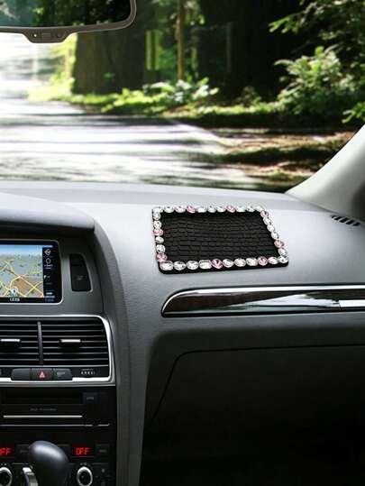 Alfombrilla antideslizante para salpicadero de coche con brillantes de diamante de imitación, almohadilla universal antideslizante para consola de auto con borde de cristal brillante, bandeja de almacenamiento resistente al calor, decoración interior de coche elegante para teléfono y llaves