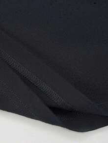 Oso simpático con sudadera verde mostrando actitud alegre y una gran letra G que transmite energía positiva y estilo universitario moderno camiseta de mujer casual cómoda para uso diario - Negro - Ver 6