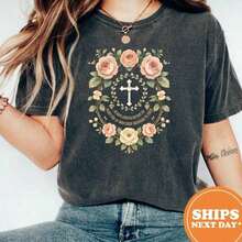 1 Catholic Marian T-Shirt, Catholic Gift, Catholic Marian Religious T-Shirt, Christian Faith Clothing, Floral Religious T-Shirts For Women, T-Shirt With Cross, Cute Summer T-Shirts For Women, Printed Round Neck T-Shirt, Graphic T-Shirts For Women, 180g 100% Cotton, All Designs Are Printed. Unisex. - Black007 - 查看 2