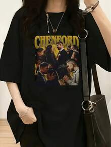DeekaFashions Vår-/Sommarkollektion För Kvinnor Inkluderar En T-Shirt Med En Slående Guldfärgad Text Som Lyder "CHENFORD", Tillsammans Med Ett Collage Av Olika Interaktiva Scener Med Karaktärer Under. Den övergripande Designen Har En Retro Collagestil. Lös Och Bekväm Passform. - 黑色 - 查看 12
