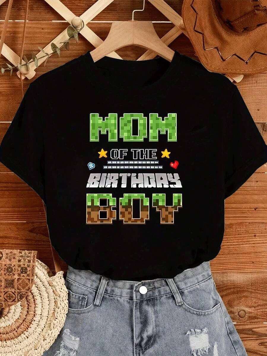 Playera con texto pixelado "Mom of the Birthday Boy", estilo videojuego, ideal para un look divertido y perfecto para fiestas de cumpleaños. - Negro - Ver 1