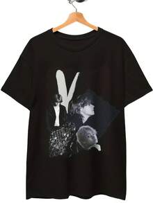 Unisex T-Shirt With A V-Shaped Logo Design For Men And Women. Soft And Versatile, This All-Season Casual Essential Is A Perfect Everyday Wear And A Great Gift For Fans And Friends. Its Crisp, Flattering Cut Creates A Clean And Vibrant Look. The Relaxed Yet Flattering Silhouette Suits All Body Types, Offering A Style That's Both Casual And Sophisticated. - 黑色 - 查看 6