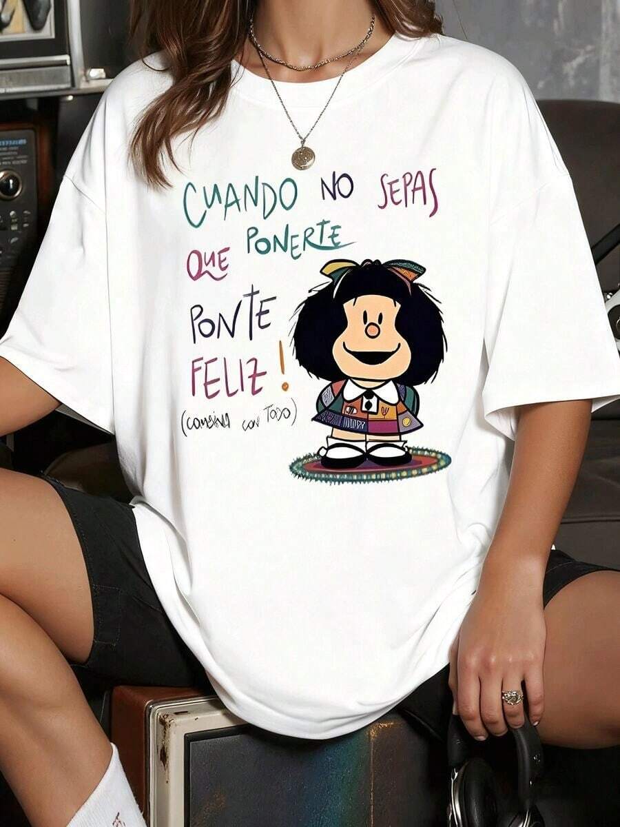 Women's T-Shirt. The Iconic Mafalda, With Her Colorful Patchwork Dress And The Message 'When You Don't Know What To Wear, Be Happy!', Inspires Joy. This Motto Encourages Choosing Happiness And Optimism. A Symbol Of Wisdom. Women's T-Shirt, 100% Cotton. Comfortable And Lightweight. - 白色的 - 查看 1