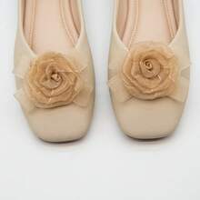 2pcs Champagne Organza Rose Shoe Clips, Made Of Lightweight And Transparent Mesh Material, Handcrafted 3D Rose Design With A Hazy And Elegant Touch, Suitable For Most Sandals And Heels. Detachable Design For Easy Installation, Adding A French Vibe To Your Daily Commute And Date Outfits. - Champagne - View 4
