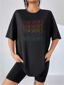 The Image Shows The Word HAWKS Repeated In Colored Lines That Symbolize Energy, Freedom, And Strength With A Modern Style That Conveys Movement And Confidence. Women's T-Shirts, 100% Cotton, Soft, Comfortable, Casual Everyday Style, 184g - 黑色 - 查看 3