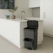 SP Berner Bộ 2 thùng rác/thùng  dạng đứng 70L, 2 ngăn, cao 76cm, dễ sử dụng, màu đen than chì. Được làm hoàn toàn từ 100% nhựa . Rất dễ lau chùi bằng khăn ẩm có xà phòng. Thiết kế mỏng gọn phù hợp với mọi không gian bếp, và chiều cao là một trong những ưu điểm nổi bật; với chiều cao 76cm, nó mang lại sự tiện lợi hơn khi đổ rác. - Màu xám 2 - Xem 4