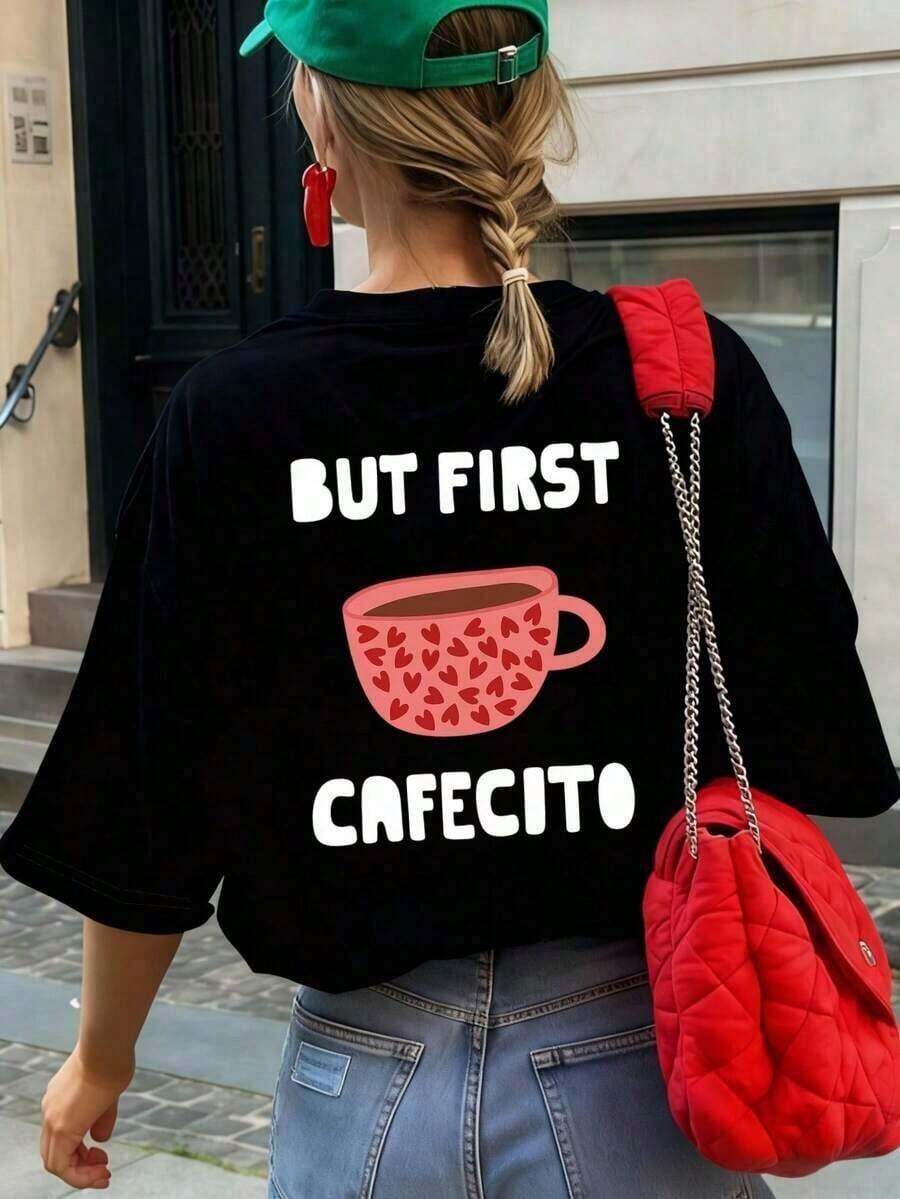 Camiseta de verano para mujer de manga corta y cuello redondo, con estampado de corazón rosa y taza de café, texto en inglés, temática de alta gama para amantes del café, holgada y versátil, ideal para verano, playa, calle, uso diario, trabajo, fiestas de oficina, festivales, festivales de música.Talla Grande - Camiseta de Manga Corta con Cuello Redondo para Mujeres de Talla Grande, Ideal para el Verano, Holgada y Elástica, con Diseño Estampado para Disimular la Parte Inferior del Cuerpo, Adecuada para Vacaciones, Gimnasio, Trabajo, Camisetas para Mujer, Camiseta Oversize, Camisetas de Verano para Mujer, Camiseta Gráfica Transpirable y Cómoda. - Negro - Ver 1