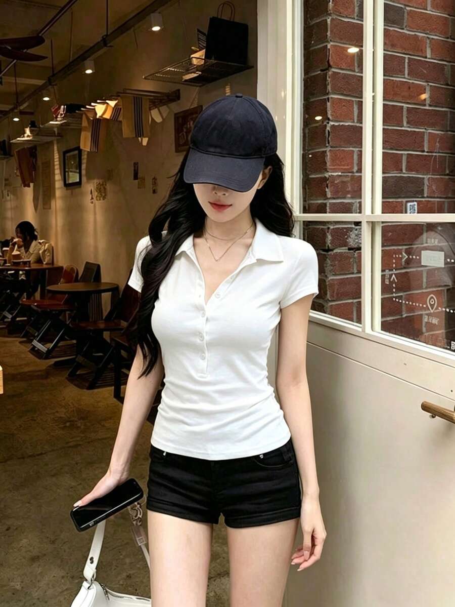 女款修身 Polo 領短袖 T 恤，收腰設計，優雅顯瘦白色休閒夏季上衣，Office Siren 風格