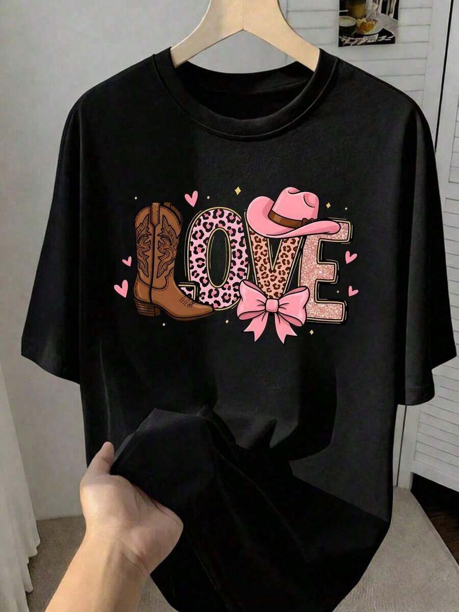 Playera Negra para Mujer con Gráfico de "LOVE" Estilo Vaquera Rosa, Camiseta Casual de Manga Corta con Estampado de Leopardo y Botas de Caballo, Top de Algodón Suave con Diseño de Sombrero y Moño Coquette, Blusa Juvenil de Moda Western para Conciertos y Outfits Diarios - Negro - Ver 1