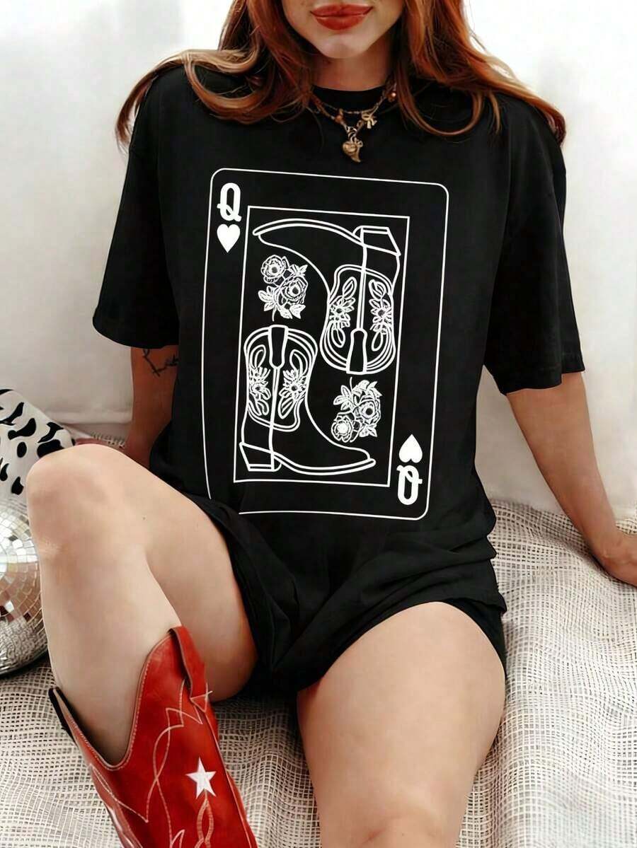 CHICLY19 Women's Plus Size 100% Cotton Casual Summer Cool T-Shirt With Cowgirl Boots And Queen Of Hearts Graphic Design - Cream Short Sleeve T-Shirt With Red Playing Card And Cowboy Boot Design. Loose-Fitting, Relaxed Top, Perfect For All Seasons, Ideal For Western-Style Outfits, Everyday Wear, Concerts, And Casual Get-Togethers. Popular Cowgirl-Themed T-Shirt For Teens And Young Adults. Fashionable. - 黑色 - 查看 1