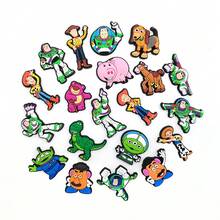 20 chiếc phụ kiện trang trí giày hình các nhân vật hoạt hình, bao gồm Buzz, Woody, Jessie, người ngoài hành tinh, chó Slinky, Hamm, ông Potato Head và nhiều nhân vật khác. Phụ kiện bằng PVC phù hợp với dép bít mũi và dép xăng đan; thích hợp cho cả trẻ em và người lớn yêu thích hoạt hình, có thể dùng làm quà tặng trong các bữa tiệc. Phụ kiện giày chống thấm nước và có thể tái sử dụng. - Nhiều màu - Xem 3