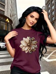 Una camiseta de mujer de manga corta, cuello redondo y estilo casual, con un estampado floral moderno y elementos de estampado de leopardo, es versátil y adecuada para actividades como el ocio, los viajes y las vacaciones. - Negro - Ver 11