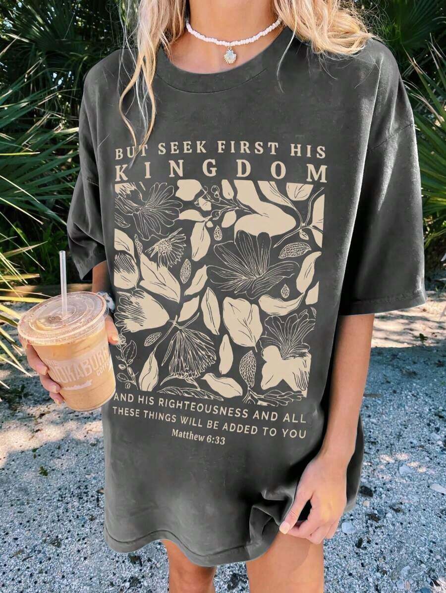 Camiseta de manga corta de cuello redondo con estampado floral y eslogan "PERO BUSCAD PRIMERO SU REINO Y SU JUSTICIA, Y TODAS ESTAS COSAS OS SERÁN AÑADIDAS" Mateo 6:33, Blusas gráficas casuales de verano para mujeres - Gris - Ver 1