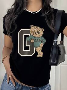 Oso simpático con sudadera verde mostrando actitud alegre y una gran letra G que transmite energía positiva y estilo universitario moderno camiseta de mujer casual cómoda para uso diario - Negro - Ver 8