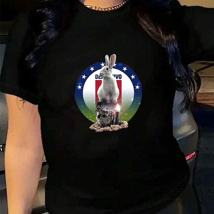 Blusa de mujer con diseños lindos, hecha de , con un estampado de fútbol de alta calidad en blanco y negro. Esta camisa versátil y transpirable es adecuada tanto para Hombre como para Mujer, con un corte holgado y cuello redondo básico. Disponible en tallas S a 3XL, es cómoda, lavable a máquina y perfecta para uso diario casual y deportes en el verano. - Negro - Ver 1