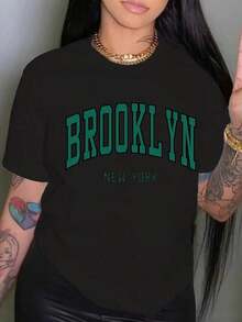 Camiseta de cuello redondo semitransparente con estampado de letras de Brooklyn en tela poliester top casual de manga corta con hombros caídos, ropa de mujer - Negro - Ver 1