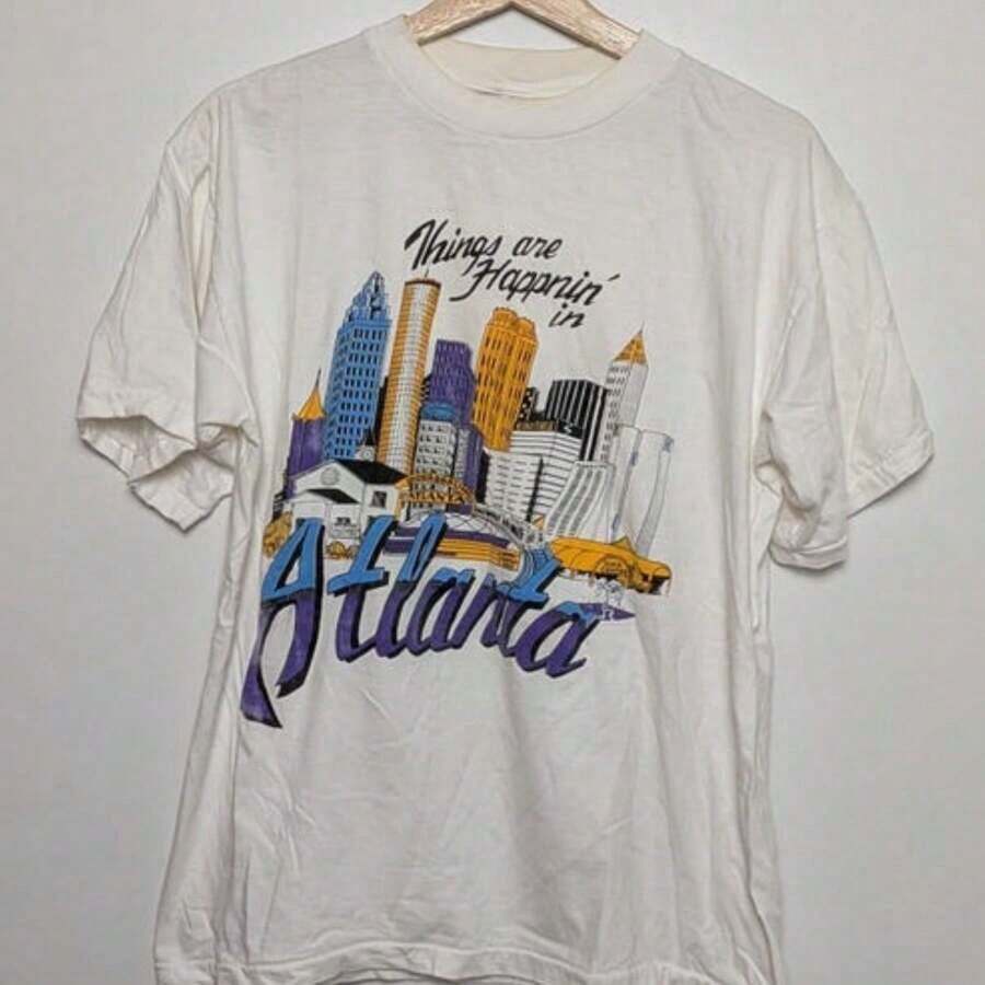 Camiseta Gráfica Unisex con Lazo Coqueta Rojo, Blanco y Azul de Béisbol de Atlanta, Cuello Redondo, Estilo Brave Cute Ball - Blanco - Ver 1
