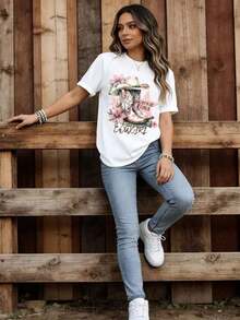 Camiseta de cuello redondo para mujer con estampado de botas de vaquera y sombrero con flores y la frase "Let's Go Girls", manga corta, estilo casual occidental, ideal para uso diario y salidas, camiseta fresca de verano, estilo unisex. - Blanco - Ver 5