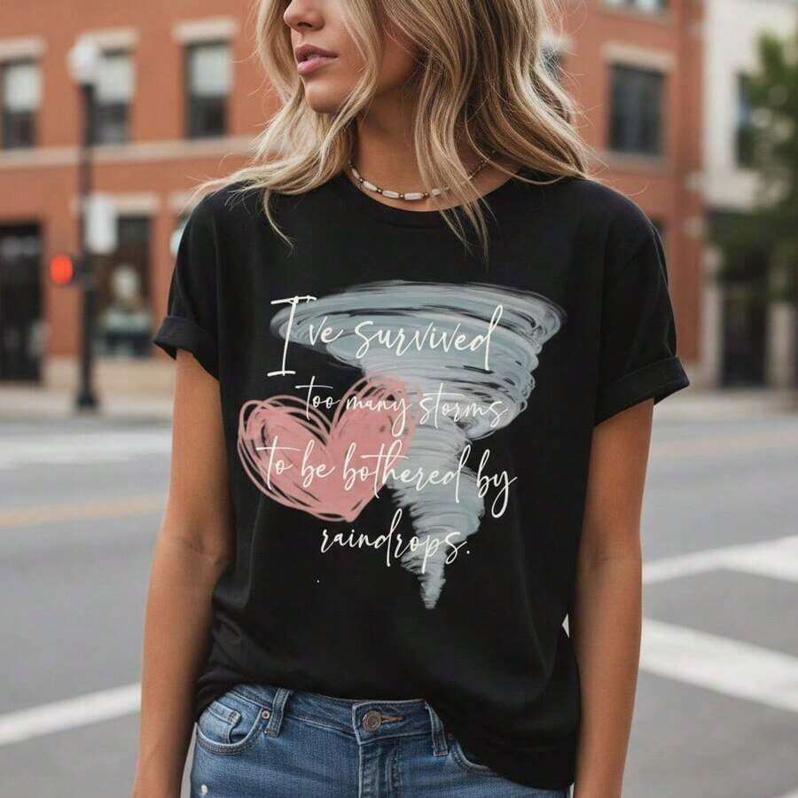 EstiloWomen's Camiseta de Algodón con Estampado Gráfico - Impresión "He Sobrevivido Demasiadas Tormentas para que Me Preocupen las Gotas de Lluvia", Manga Corta, Cuello Redondo, Corte Holgado Casual, Tallas S-5XL, Camiseta Suave y Cómoda para Uso Diario, Frase Inspiradora TopcuteAjuste Perfecto - Negro - Ver 1