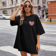 Camiseta informal y bonita de manga corta y cuello redondo para mujer, color negro, con estampado de corazón rosa. Top de largo normal con tejido ligeramente elástico. - Negro - Ver 4