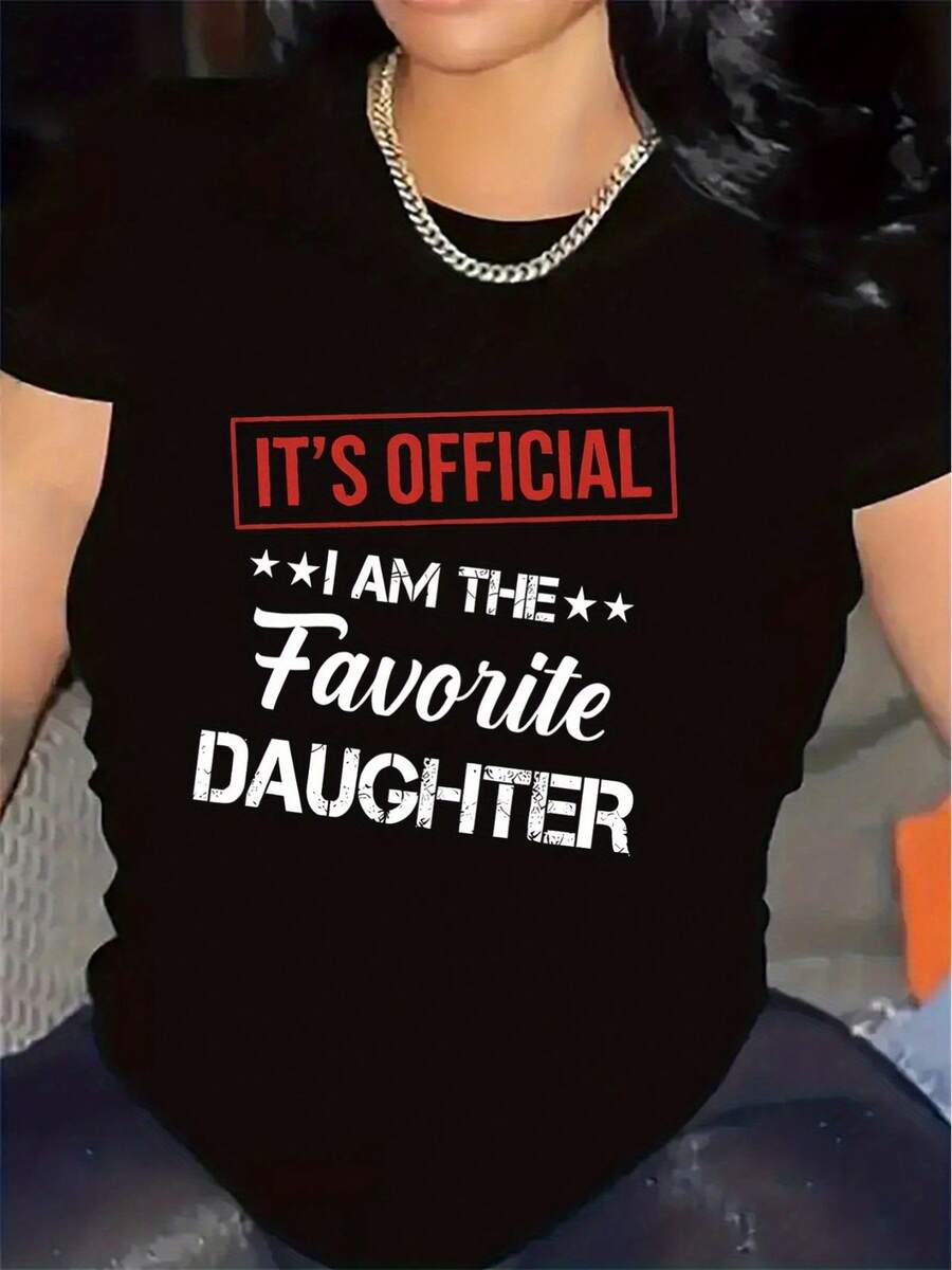 Elegante camiseta de uso diario, estampada con el diseño "Está oficialmente certificado, amo a mi hija más que a nadie".| Perfecta para usar en la sala de estar de casa, hecha de un tejido duradero y cómodo, es un regalo ideal para reuniones familiares y actividades de ocio. Cuenta con cuello redondo, tela de elasticidad media y un estampado. Camiseta elegante y a la moda. - Negro - Ver 1