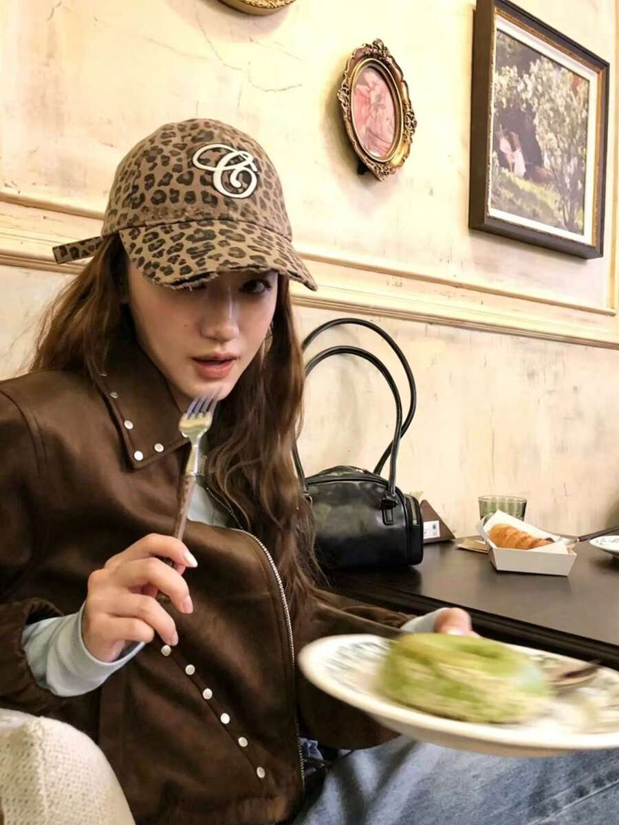 女士软冠复古豹纹棒球帽，Y2K街头老钱风修脸尖顶帽，新款复古字母刺绣豹纹休闲遮阳帽