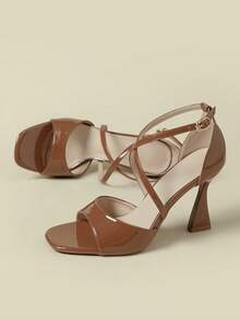 Sandálias de Salto Alto Super de 9cm, Couro Envernizado Brilhante, Decoração de Borboleta e Floral, Stilettos Elegantes de Bico Aberto, Moda Sexy, Adequado para Vestidos, Design de Luxo Leve e Versátil, Disponível em Marrom e Cores de Doce, Primavera/Outono 2026, Tamanho 3-10 - Castanho - Visão 3