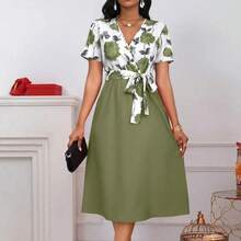Vestido midi con estampado floral y cuello en V para mujer, vestido de manga corta con corte en A y patchwork de rosas para ocasiones informales, vacaciones y invitadas a bodas - Verde oscuro - Ver 2