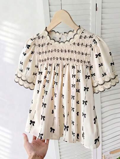Mädchen Gewebtes bedrucktes elegantes Boho-Stil Doppel-Rüschen-Saum Kontrast Spitze Einsatz Kurzarm Lässig Top, geeignet für Frühling/Sommer, Alltag und Urlaubsoutfit