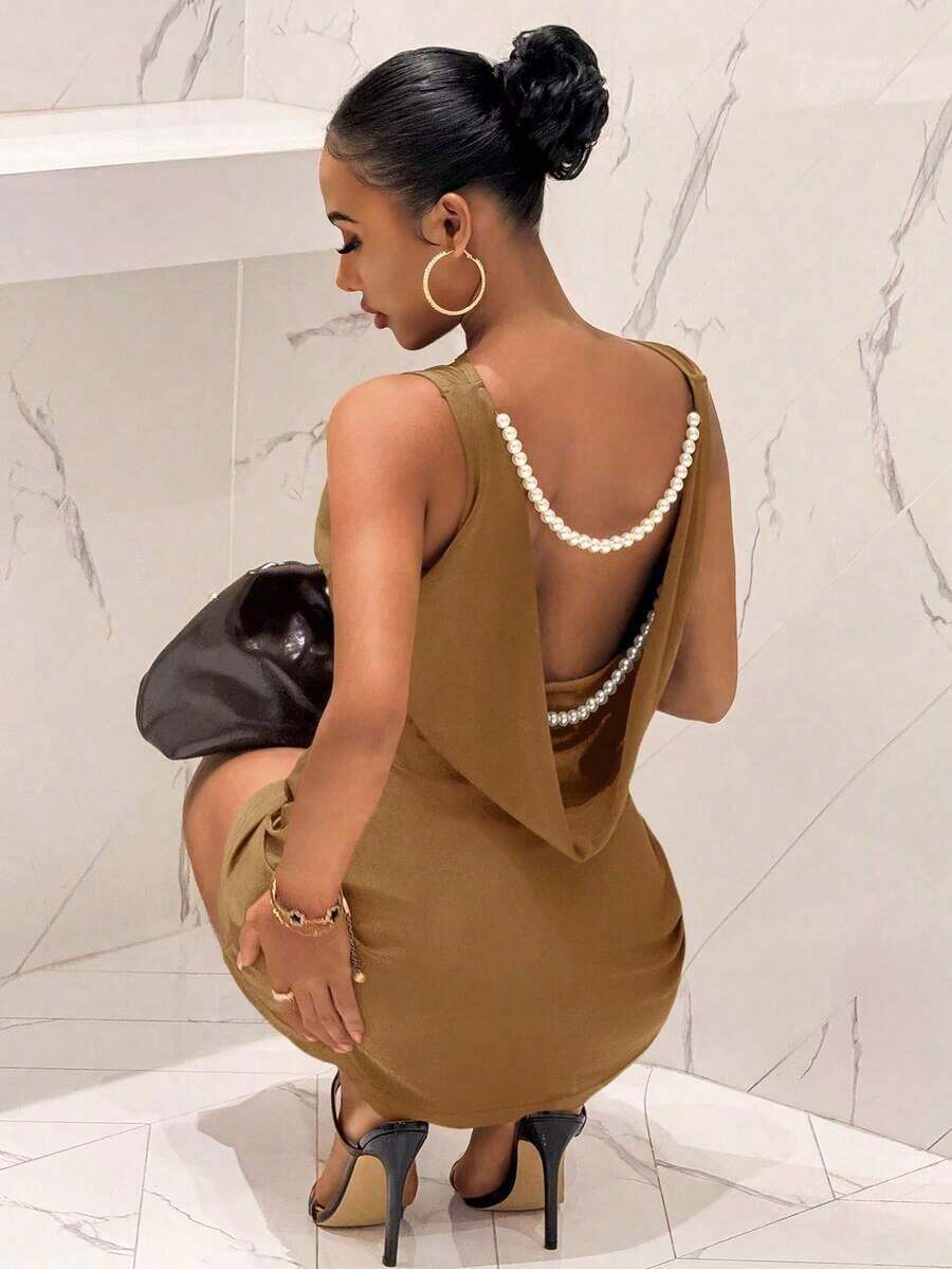 2025 Nuevo vestido mini de línea A con cuello en V sin mangas, cintura fruncida, espalda abierta, decoración de cadena de perlas, de satén elástico, color marrón, adecuado para fiesta de cumpleaños, San Valentín, Halloween, Navidad, vestido de ya - Caqui - Ver 1