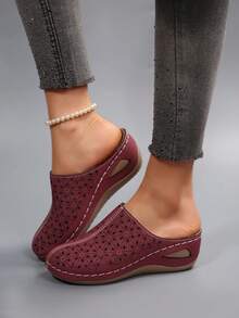 Sandal wedges berukir dan berongga, nyaman dipakai, cocok untuk bekerja dan berbelanja, tidak akan membuat lelah meskipun dipakai dalam waktu lama. - Merah tua - View 4