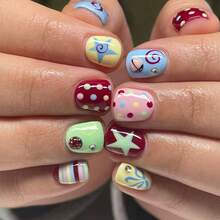 Dê um toque especial ao seu visual com este kit de 24 unhas postiças curtas, quadradas e brilhantes, com cobertura total. Com estampas coloridas de pentagrama, ondas, listras e strass 3D, este design é simples, delicado e romântico, perfeito para o dia a dia. Ideal para o dia a dia. - Multicolorido - Ver 7