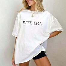 Camiseta "Vacation Wife Era" para mujer, ideal como regalo para recién casados y novias en la luna de miel, el día de la boda y para viajes.Camiseta azul cielo 100% algodón con tela suave al tacto, corte holgado y cómodo.Estampado minimalista en el pecho en tono de sábana lavada.Perfecto para uso diario, Pascua, Día de la Madre, conjuntos casuales de verano. - Blanco - Ver 7