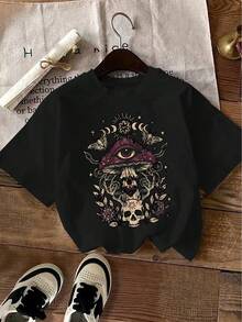 Talla Grande, la camiseta presenta un diseño fantástico que incorpora símbolos ocultos, incluyendo un globo ocular levitante, un hongo Agaric volador, un Ouroboros, una calavera y fases lunares, todos ellos elementos surrealistas. El estilo visual general combina magia oscura y cosmética. - Negro - Ver 1