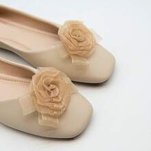 2pcs Champagne Organza Rose Shoe Clips, Made Of Lightweight And Transparent Mesh Material, Handcrafted 3D Rose Design With A Hazy And Elegant Touch, Suitable For Most Sandals And Heels. Detachable Design For Easy Installation, Adding A French Vibe To Your Daily Commute And Date Outfits. - Champagne - View 5