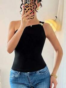 Top de punto elástico negro de un solo hombro para mujer con detalles dorados, ajustado, moderno y sexy, ideal para salir de noche. - Negro - Ver 2