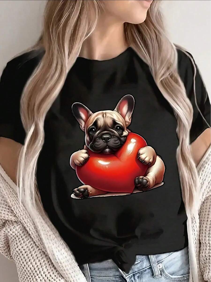 Camiseta de mujer, de manga corta, estampada con un adorable Bulldog Francés sosteniendo un corazón rojo, ligera y duradera, adecuada para uso casual en casa o al aire libre, perfecta para amantes de mascotas en salas de estar o cafeterías. - Negro - Ver 1