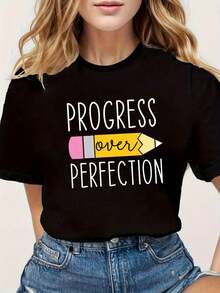 Camiseta de manga corta con cuello redondo para mujer, estilo universitario, con estampado "PROGRESS Over PERFECTION", ideal para salidas casuales y regalos navideños. - Negro - Ver 1