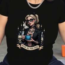 Black T-Shirt With A Detailed Graphic Design Of A Blonde Woman With A High Ponytail And Black Bun, Wearing Black-Framed Glasses And A Choker. It Includes Elements Such As A White Rabbit, Lit Candles, Skulls, And A Banner With The Text 'WE'RE ALL MAD HERE'. A Casual T-Shirt With A Unique Style, Perfect For Those Who Love Alternative Fashion And Want To Stand Out With A Bold Look. - 黑色 - 查看 1