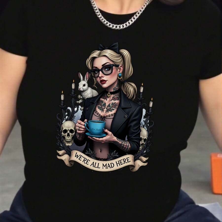Black T-Shirt With A Detailed Graphic Design Of A Blonde Woman With A High Ponytail And Black Bun, Wearing Black-Framed Glasses And A Choker. It Includes Elements Such As A White Rabbit, Lit Candles, Skulls, And A Banner With The Text 'WE'RE ALL MAD HERE'. A Casual T-Shirt With A Unique Style, Perfect For Those Who Love Alternative Fashion And Want To Stand Out With A Bold Look. - 黑色 - 查看 1