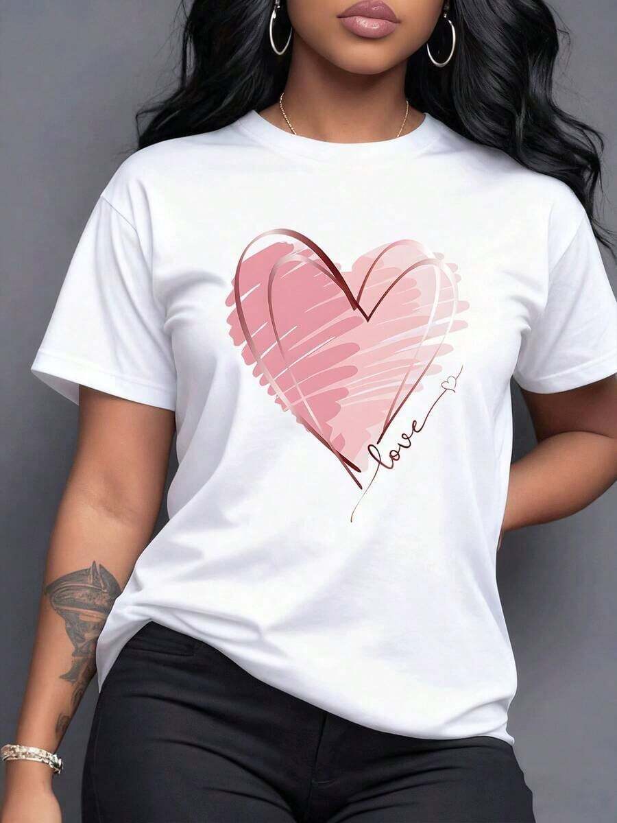 A Pink Heart With Subtle Shimmer And Hand-Drawn Lines Next To The Elegantly Written 'love'. It Symbolizes Affection, Tenderness, And Pure Love, Ideal For Expressing Positive Emotions At Any Time. Women's T-Shirt, 100% Cotton, Maija Women's Curvy Style. - 白色 - 查看 1