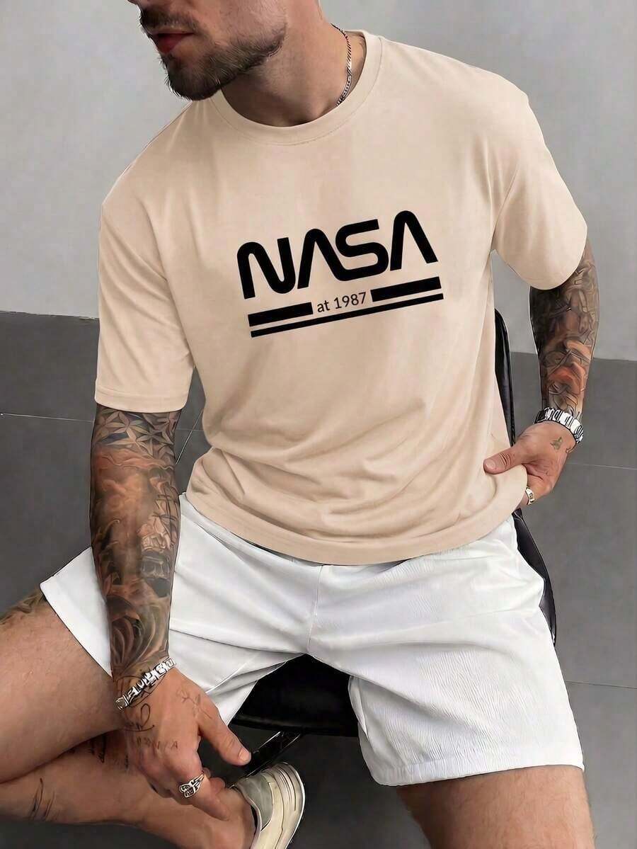 100% Pure Cotton, Breathable And Gentle On The Skin. Classic Crew Neck Design, Slim Fit, And Flattering For All Body Types. Fashionable Print With A Minimalist Style And High-Quality Finish. Unisex Design Perfect For Matching Outfits, Ideal For Everyday Wear, Dates, Leisure, And Streetwear – Versatile And Timeless. - 米色 - 查看 1